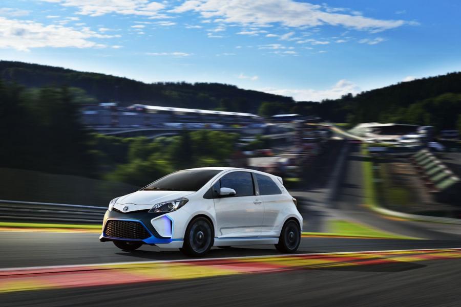  Toyota Yaris Hybrid-R Concept 2013 года  (фото 16 из 42)